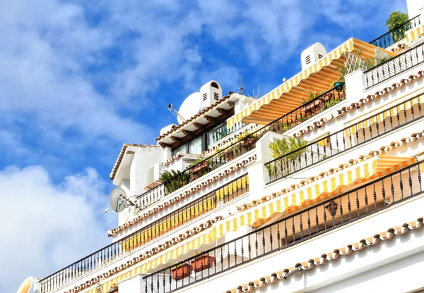 Weiße Reihenhausfassade in orange und gelb in mijas malaga, Spanien — Stockfoto