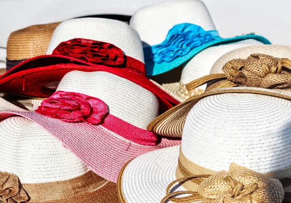 Белые летние шляпы красочные украшены — стоковое фото
