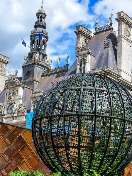 Escultura Globe frente al Ayuntamiento de París - Hotel de Ville — Foto de Stock