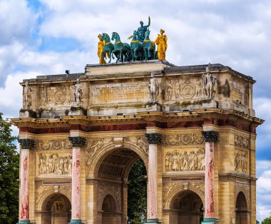 Arc de Triomphe du atlıkarınca arasında Louvre ve Tuileries Paris, Fransa