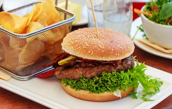 Hamburguesa fresca con patatas fritas caseras —  Fotos de Stock