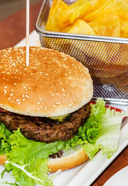 Hamburguesa fresca con patatas fritas caseras —  Fotos de Stock