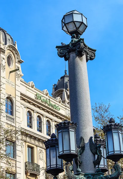 Lâmpada de rua alta velha na praça da Catalunha em Barcelona, Espanha — Fotografia de Stock