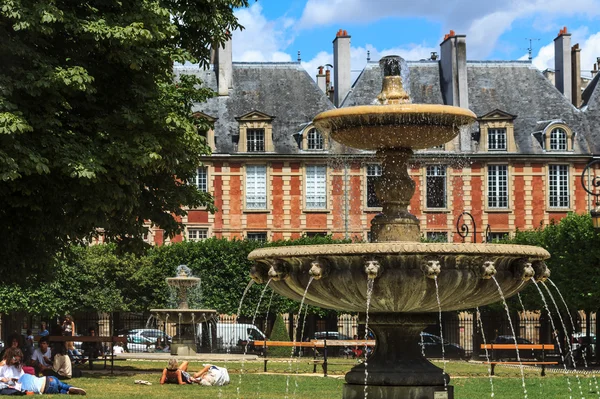 A histórica e famosa Place des Vosges em Paris — Fotografia de Stock