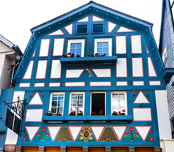 Casa a graticcio tedesca pittoresca blu e bianca — Foto Stock