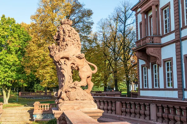 10月の晴れた日にドイツのヘッセのハナウにあるフィリップスルーエ城の英語の造園公園でライオンの彫刻 — ストック写真