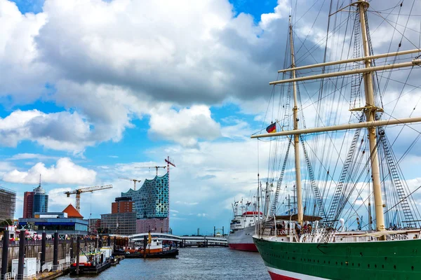 landungsbruecken Almanya hamburg limandan görünümü