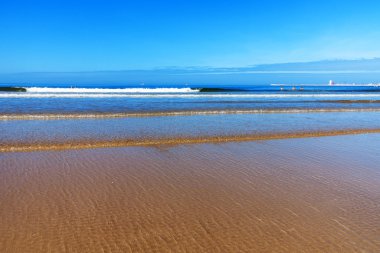 Kum plaj ve mavi okyanus