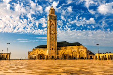 Hassan Ii Mosque gün batımında, Fas Casablanca beach üzerinde