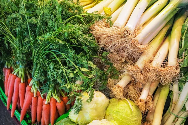 Disposizione di verdure fresche in un mercato — Foto Stock