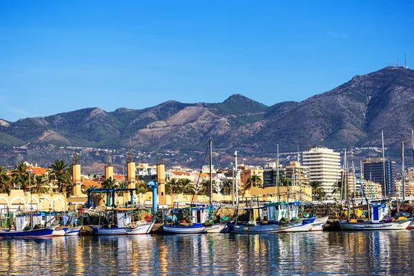 Balık tutma Fuengirola harbor, Malaga, Güney İspanya yakınındaki tatil — Stok fotoğraf