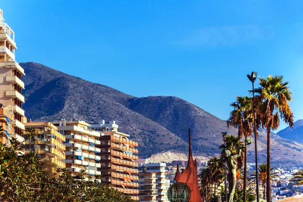 Op het strand van Fuengirola, Vakantiewoningen resort in de buurt van Malaga, Zuid-Spanje — Stockfoto