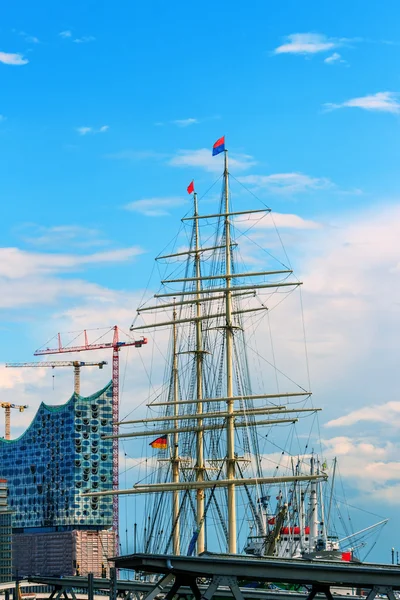 Veduta del porto con l'Elbphilharmonie di Amburgo, Germania — Foto Stock