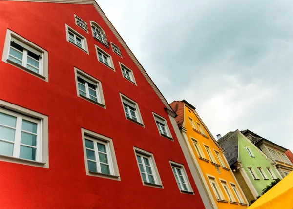 Una fila de casas coloridas en Ellwangen, Alemania —  Fotos de Stock