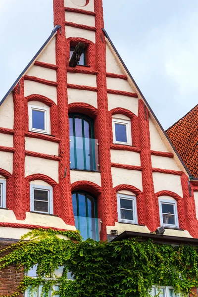 Casa vermelha e branca pitoresca na cidade velha de Lueneburg, Alemanha — Fotografia de Stock