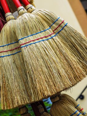 Yeni hasır süpürge