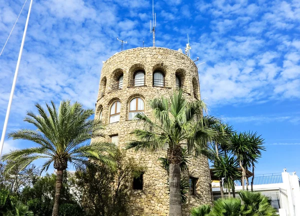 Alter leuchtturm im hafen puerto banus, marbella, spanien — Stockfoto