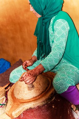 Argan fındık taşlama kadın işçisi