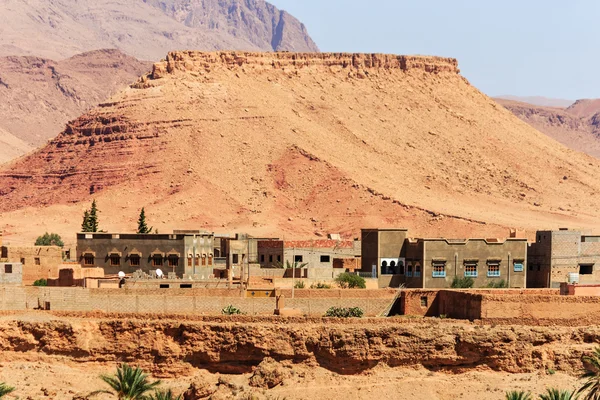 Nuevos edificios a lo largo de la antigua ruta de caravanas a Marrakech —  Fotos de Stock