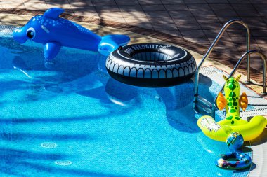 Natürmort havuzun yanında