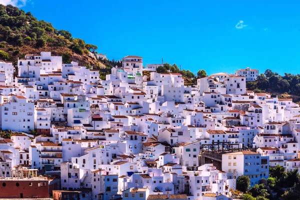 Касарес Малага, белая деревня в горах Андалусии, Испания — стоковое фото