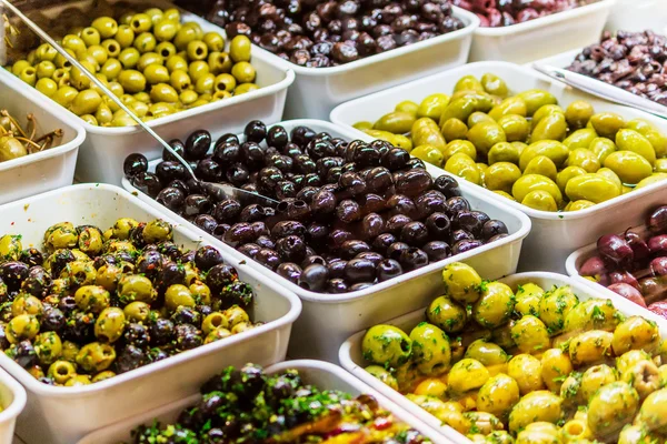 Black and green olives on display — Stock Photo, Image