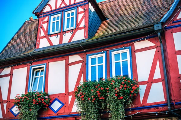 红色和蓝色的半木结构房子，在 Buedingen，德国 — 图库照片