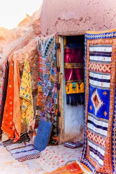 Маленький текстильный магазин в суглинистой хижине посреди пустыни — стоковое фото