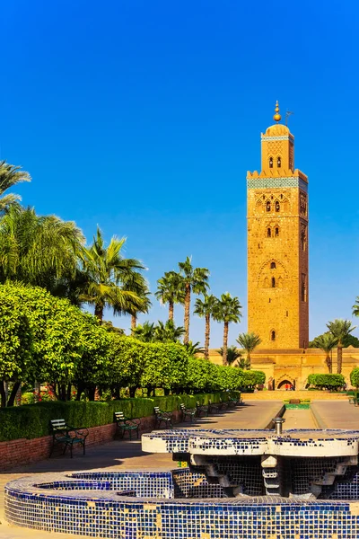Minaret Koutoubiaen moskén i Marrakech i kvällsljus — Stockfoto