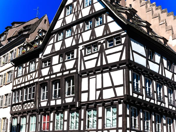 Antigua casa histórica de entramado de madera en Estrasburgo, Francia — Foto de Stock