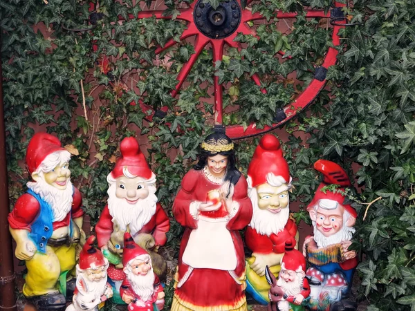 Branca de Neve e os Sete Anões em um jardim da cidade de conto de fadas Steinau a.d.Stra=e, Alemanha — Fotografia de Stock