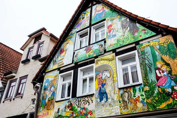 Geschilderd huis met scènes uit de sprookjes van Grimm in Steinau an der Straße, Duitsland — Stockfoto