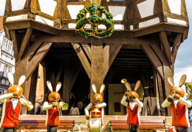 Paskalya tavşanları önünde town hall Michelstadt, Odenwald, Almanya