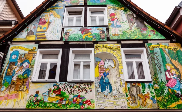 Geschilderd huis met scènes uit de sprookjes van Grimm in Steinau an der Straße, Duitsland — Stockfoto