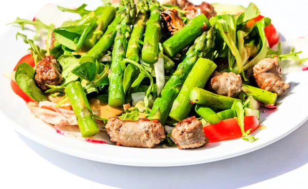 Groene salade met asperges en Italiaanse Salsiccia — Stockfoto