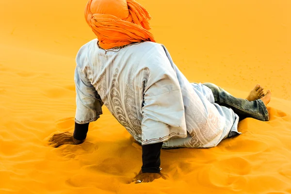 Kameltreiber ruht sich nach der Arbeit auf Sanddüne aus — Stockfoto