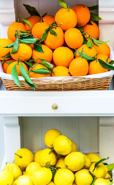Naranjas frescas y limones en la etiqueta —  Fotos de Stock