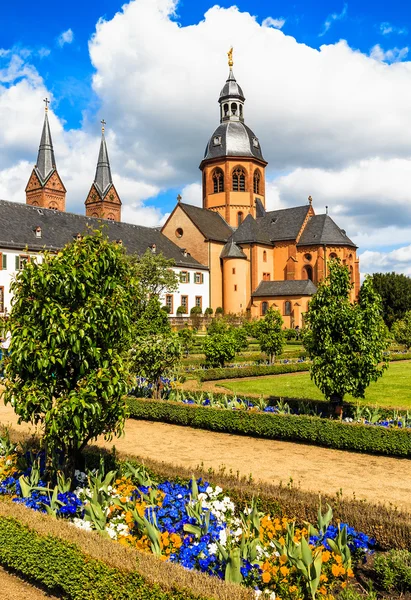 Convento Jardim e Basílica em Seligenstadt, nas margens do rio Main, Alemanha — Fotografia de Stock