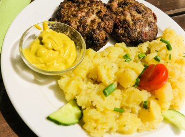 Köfte Patates salatası ile