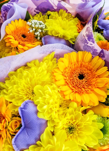 母の日のために心がある黄色い花の花束 — ストック写真