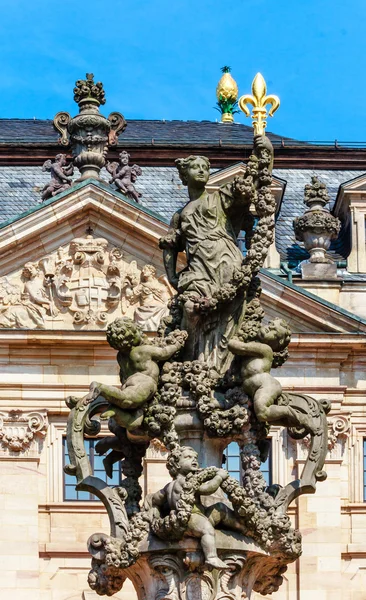 Orangerie Terras, de floravase in de kasteeltuin in barokke stad fulda, Duitsland — Stockfoto