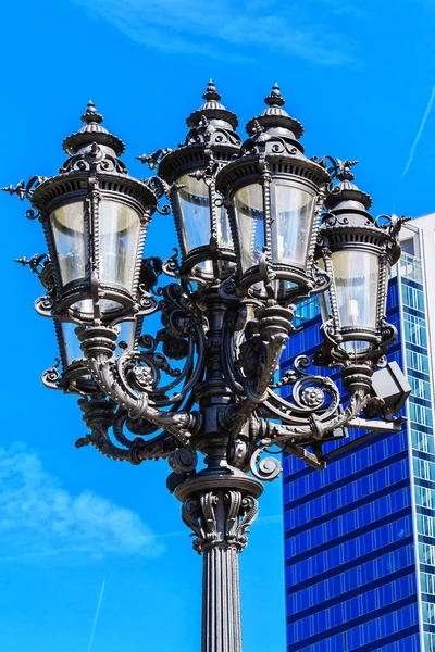 Старомодный фонарь перед Alte Oper во Франкфурте-на-Майне, Германия — стоковое фото