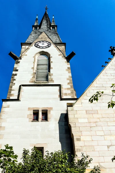 河岸主要，接近城堡-德国哈瑙市象征和平教堂 (friedenskirche) — 图库照片