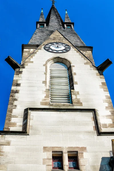 主城 - ハーナウ、ドイツの都市の記号に近い川のほとりに平和教会 (friedenskirche) — ストック写真