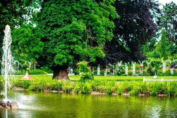 Castle Garden met meer in Ludwigsburg, in de buurt van Stuttgart, Duitsland — Stockfoto