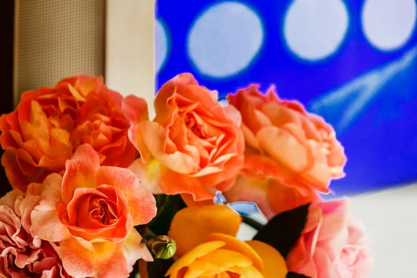 Bouquet of roses beside the TV — Stok fotoğraf