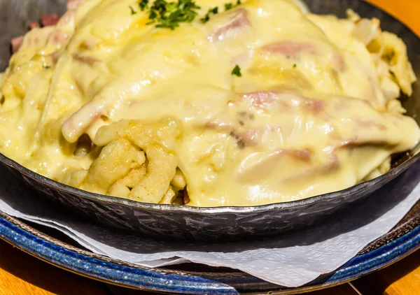 Ham noodles topped with melted cheese — Stock Photo, Image