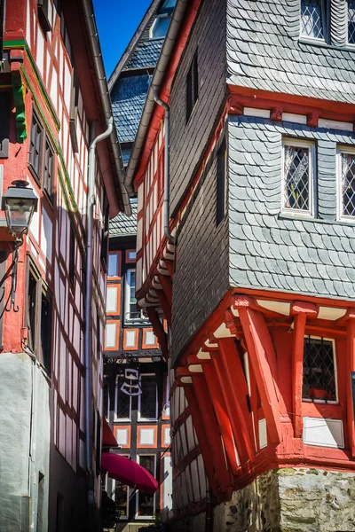 Un estrecho callejón empinado en Limburg an der Lahn, Alemania — Foto de Stock