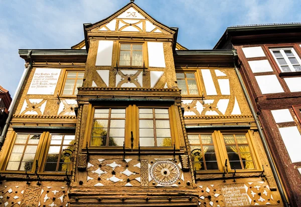 Casa de entramado de madera dorada y blanca en Miltenberg, Alemania — Foto de Stock