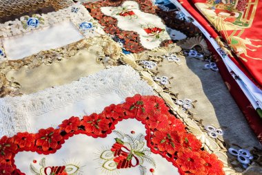El yapımı küçük renkli bir şekilde dekore edilmiş İspanyol masa örtüsü